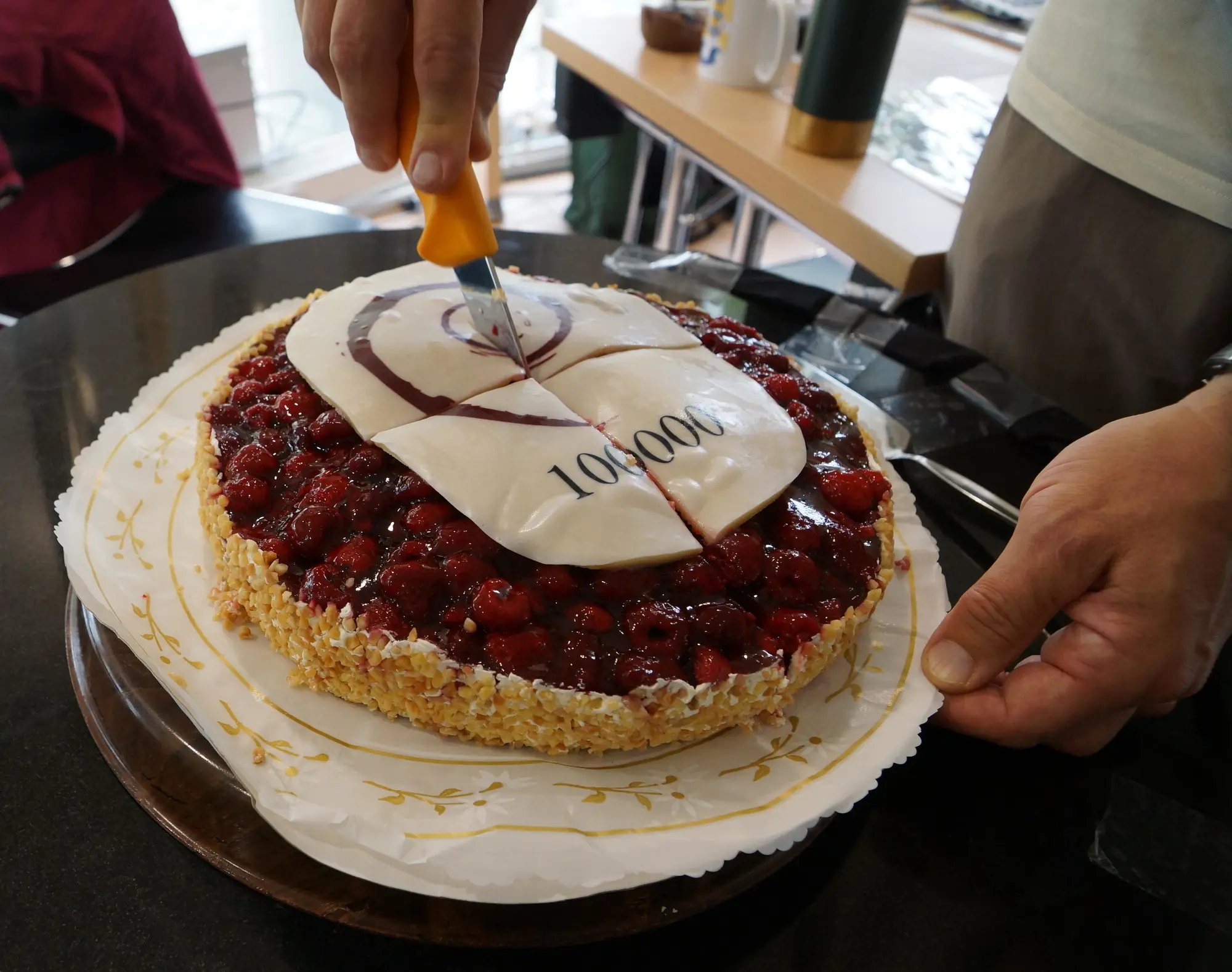 Die Torte wurde dann unter dem Debian-Team und seinen Fans aufgeteilt. (Foto: CC-By-SA Roland Hüneburg)